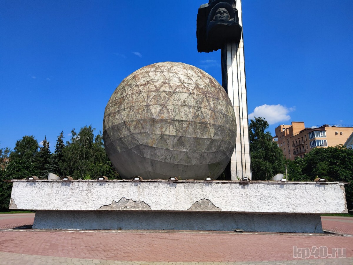 Памятник 600-летию Калуги разваливается и зарастает деревьями
