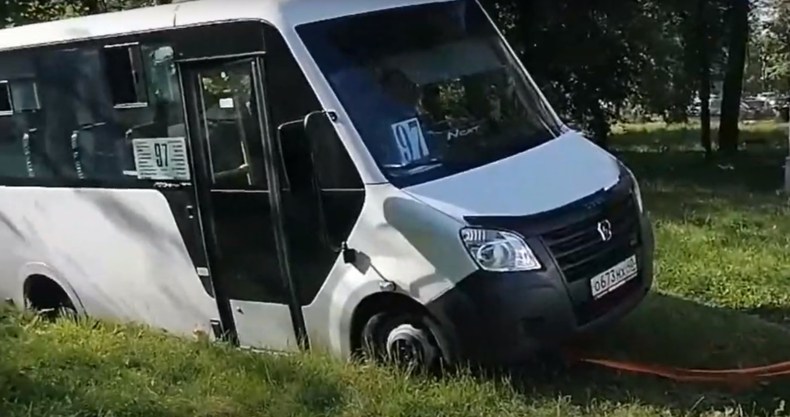 Маршрутка застряла на газоне в Калуге