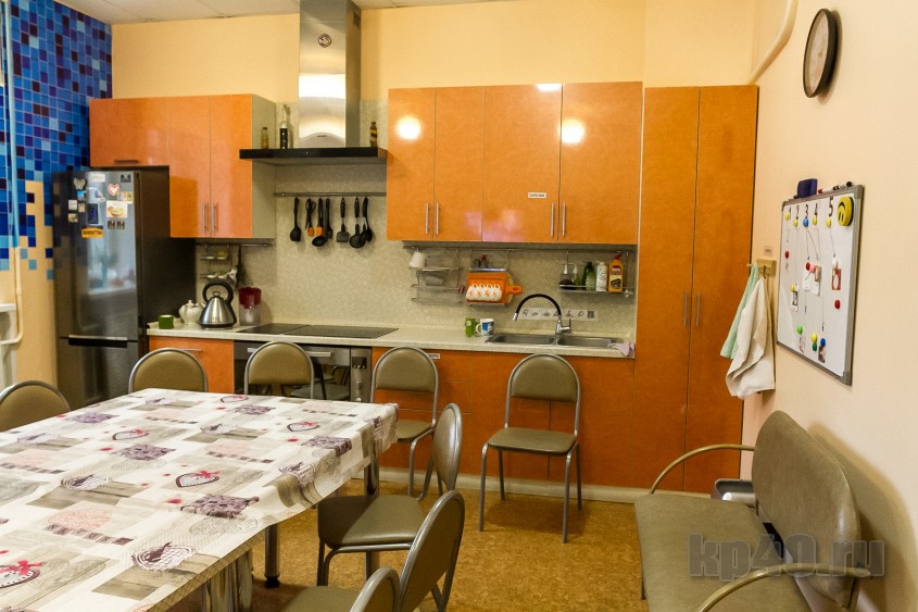 В Калуге особенных детей выставляют на улицу