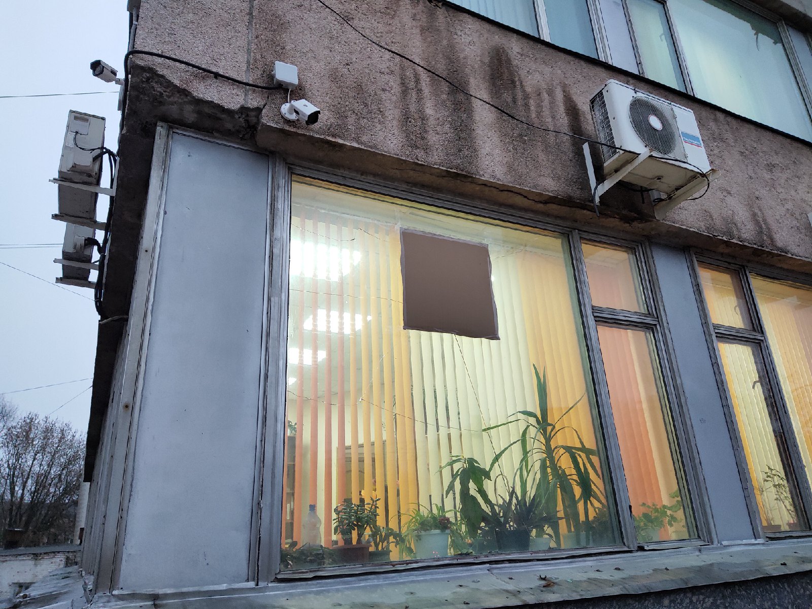 Пока разбитое окно подлатали картонкой.