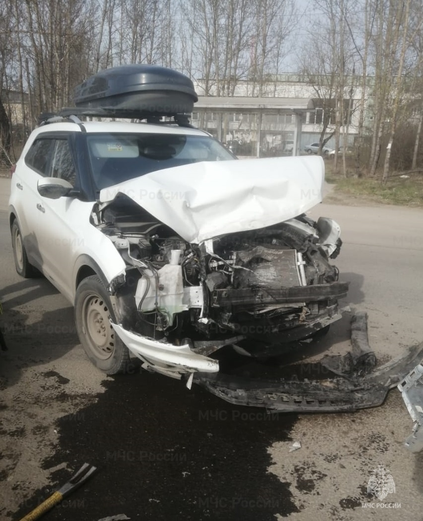 В Калуге «Хендай» и «Шевроле Нива» разбились на улице Светлой ...