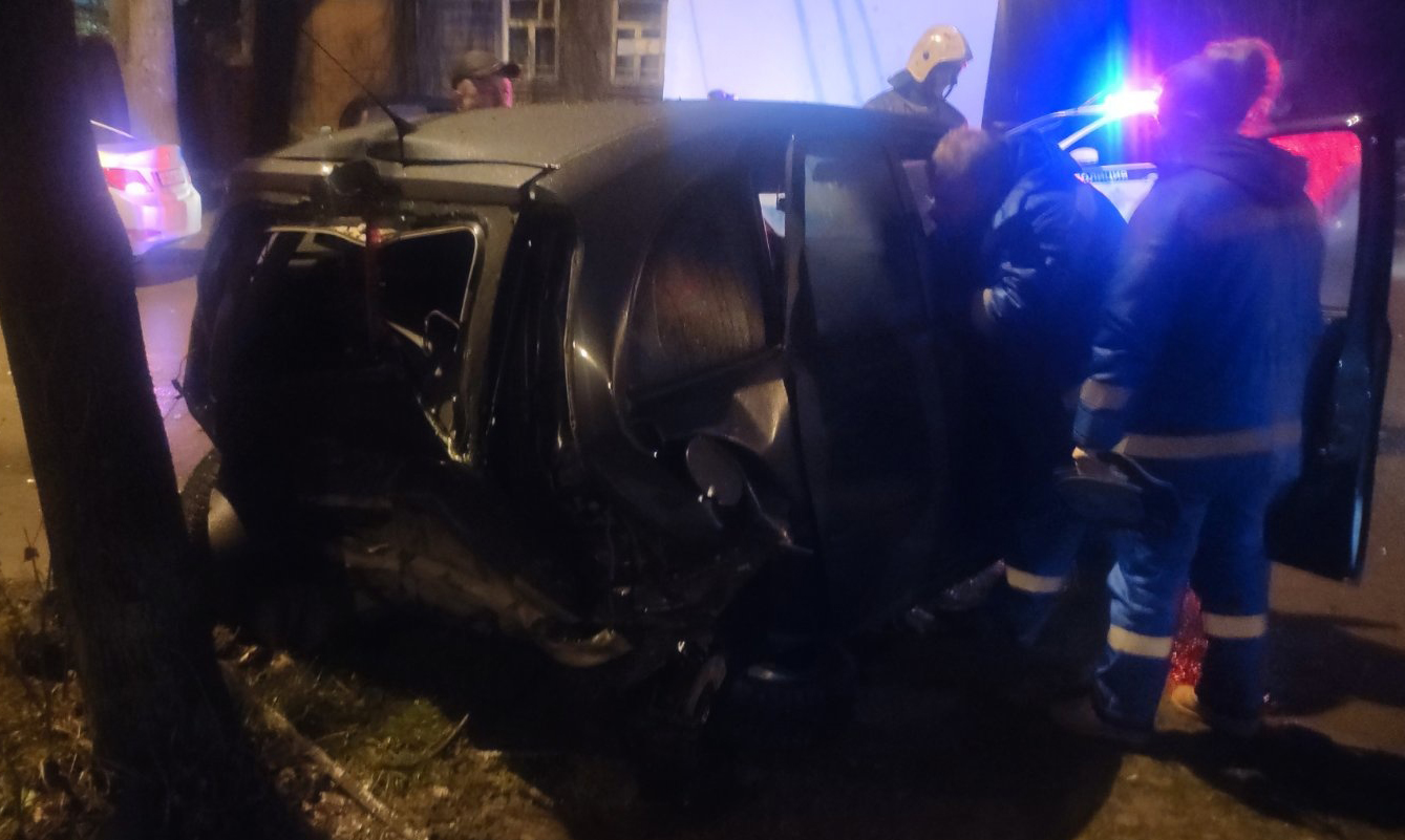 Фото с места ДТП в Калуге на улице Степана разина ночью 28 ноября.
