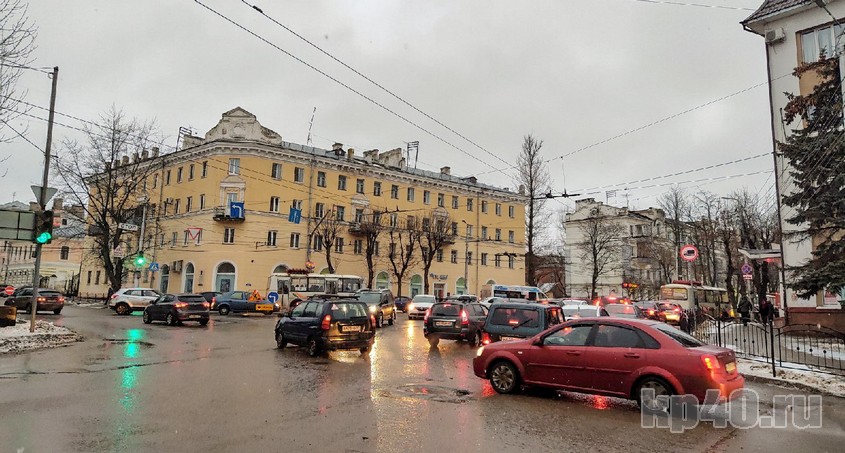 Пробки перекинулись на улицу Ленина