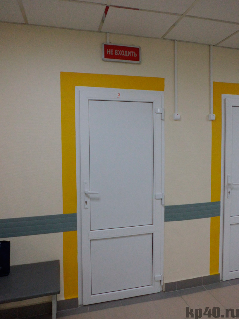 Двери в школу в кабинеты. Дверь в больнице. Дверь в поликлинике. Двери ПВХ для больниц. Пластиковые двери в больницах.