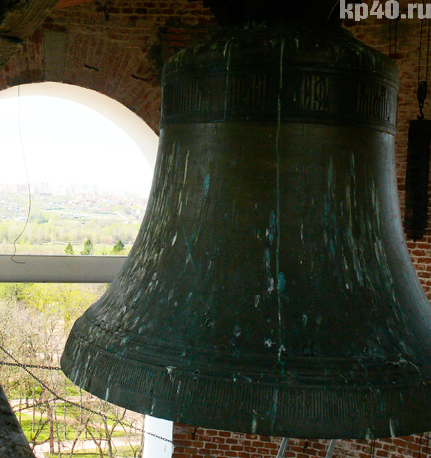 колокол для детей. позвоните в 2 колокола. колокола по обе стороны от руин. звонарь на колокольне. колокола в музыке.