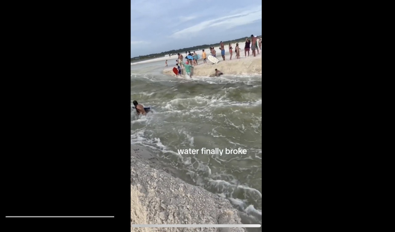 парень сломал пляж