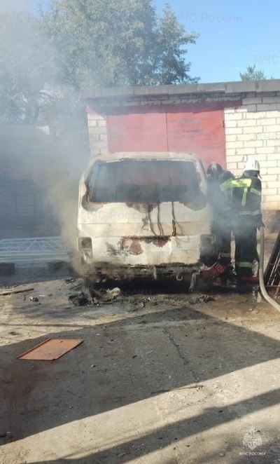 В Калужской области сгорел микроавтобус «Фольксваген» - Происшествия ...