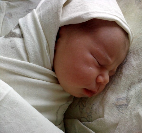 невырожденный ребенок. новорожденные мальчики. русский новорожденный ребенок. новорожденный малыш. новорожденный в россии.