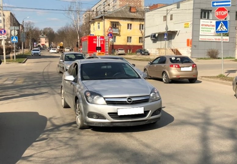 Опель сбил столб