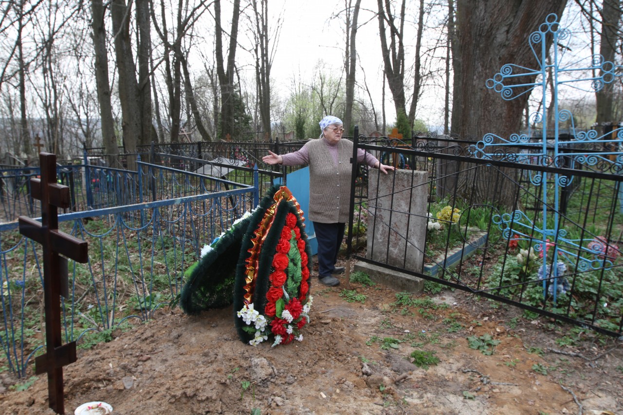 Найти на кладбище похороненного человека