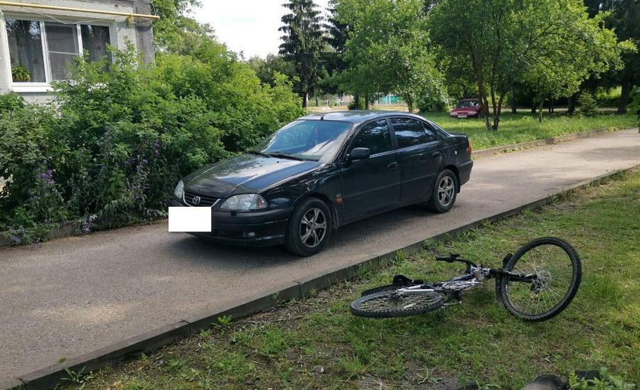 Велосипедист врезался в машину