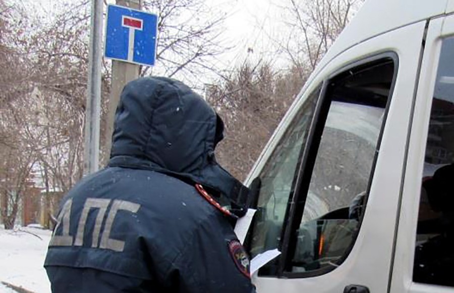 Мужик писает в машине Мужик писает в машине