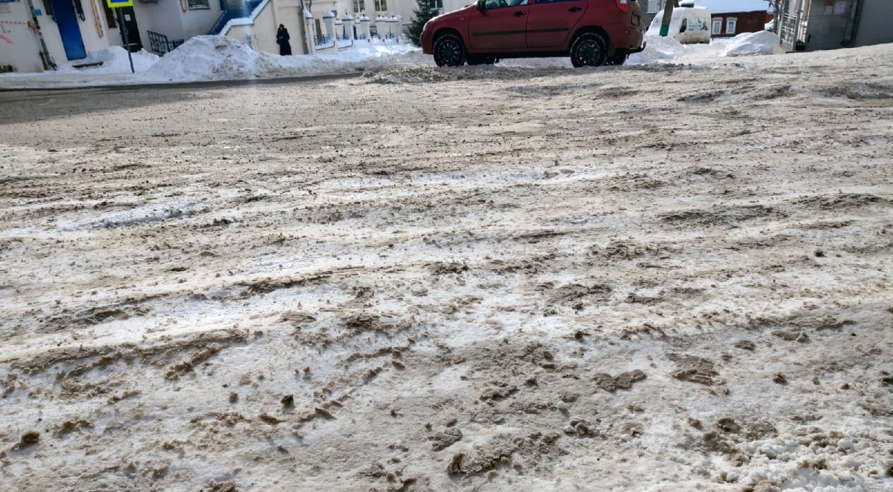 Волгоград в воскресенье снег чистит. Весна на улице фото. Почему не чистят улицы. Неочищенный двор от снега. Чистит улицы москвы белый.