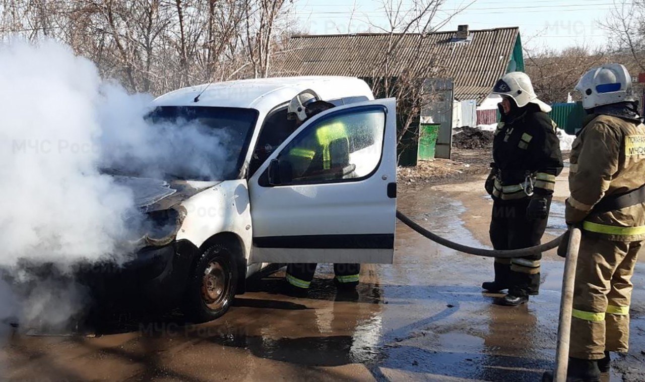 В новосибирске загорелся автомобиль