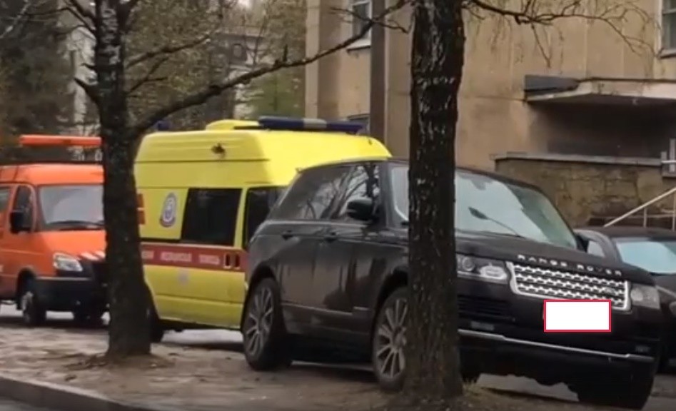 Машина перекрыла выезд