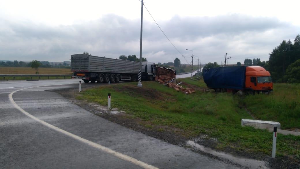 калужское шоссе фура. авария на киевской трассе поворот на деревню митино 2021 года. калужское шоссе фура. шоссе. дтп в новой москве на калужском шоссе.