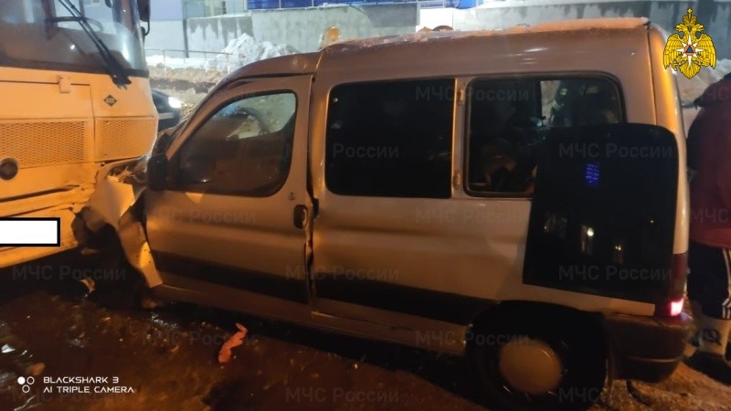 В Калуге «Ситроен» въехал в припаркованный автобус - Происшествия ...