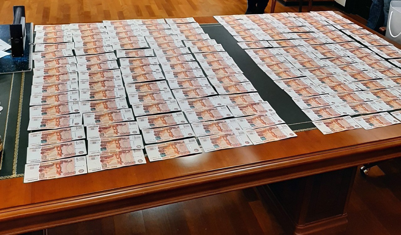 спасили на взятке. 1000000 рублей. взятка 2023. передача взятки. дает взятку.