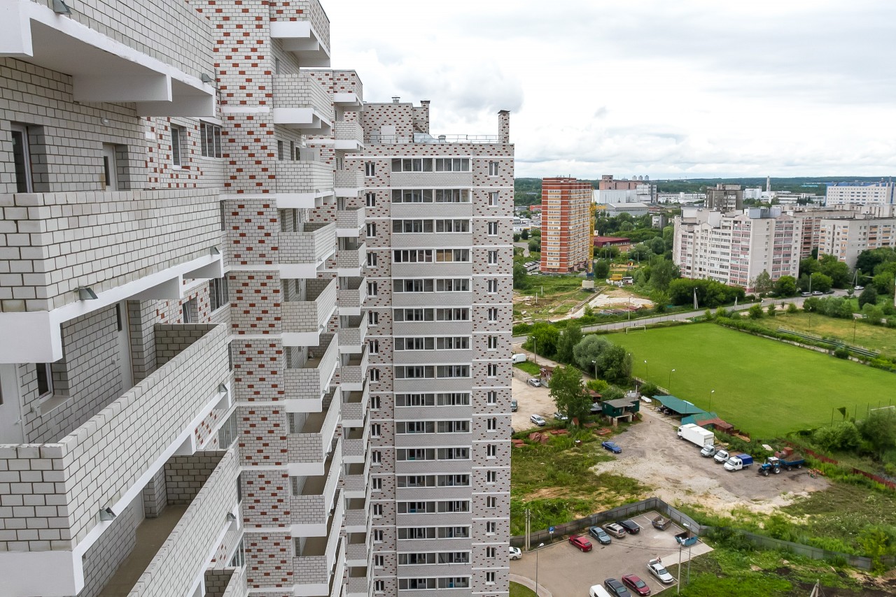 Счастливая семья на белом фоне. Экскурсия по жк. Калужская семья. Россельхозбанк ипотека. Экскурсия новостройки.