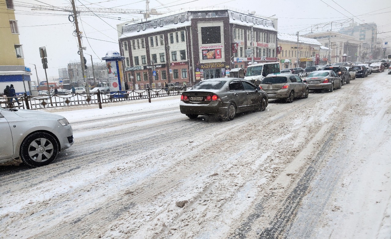 Россия изменится в марте. Пешеход на дороге. Автомобильное движение. Дорожные знаки на дороге. Пешеходы на перекрестке.