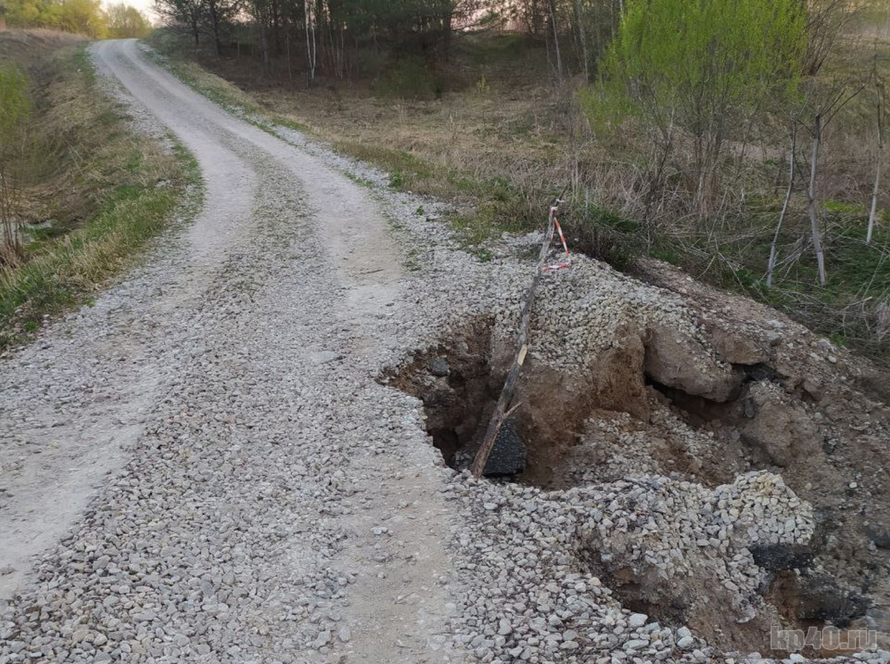 Мусор из калужской деревни не могут вывезти из-за развалившейся дороги ...