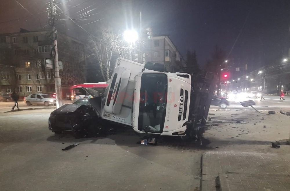 В центре Калуги грузовик упал на «БМВ»