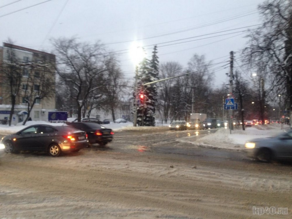 В Калуге затопило перекресток улиц Ленина и Карла Либкнехта
