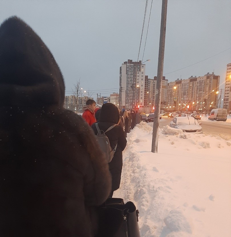 В Калуге на Правобережье люди полчаса ждали застрявший в снегу автобус