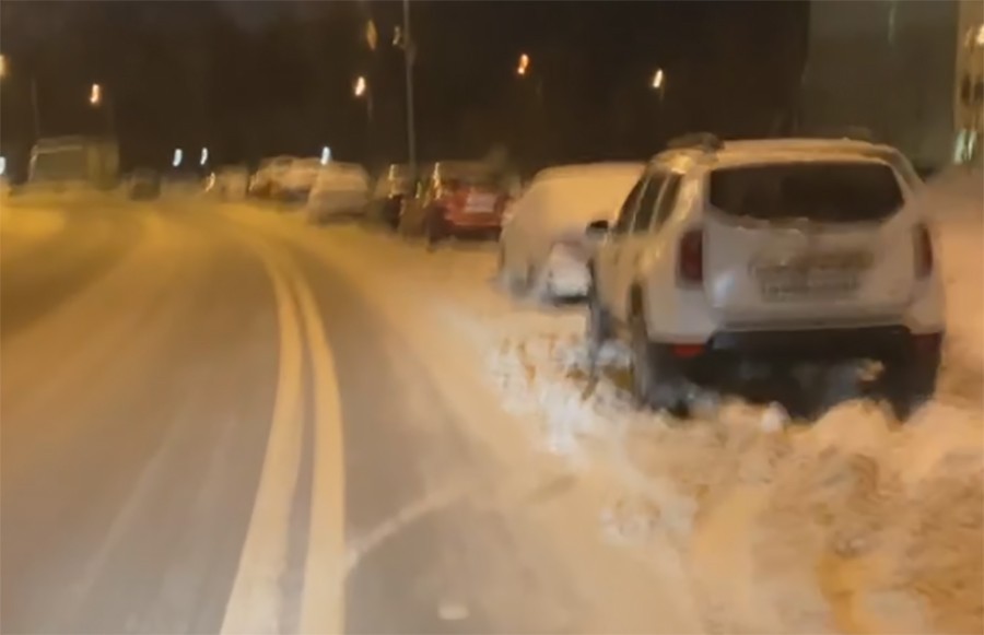 В Калуге водители вынуждены пересекать двойную сплошную из-за припаркованных машин