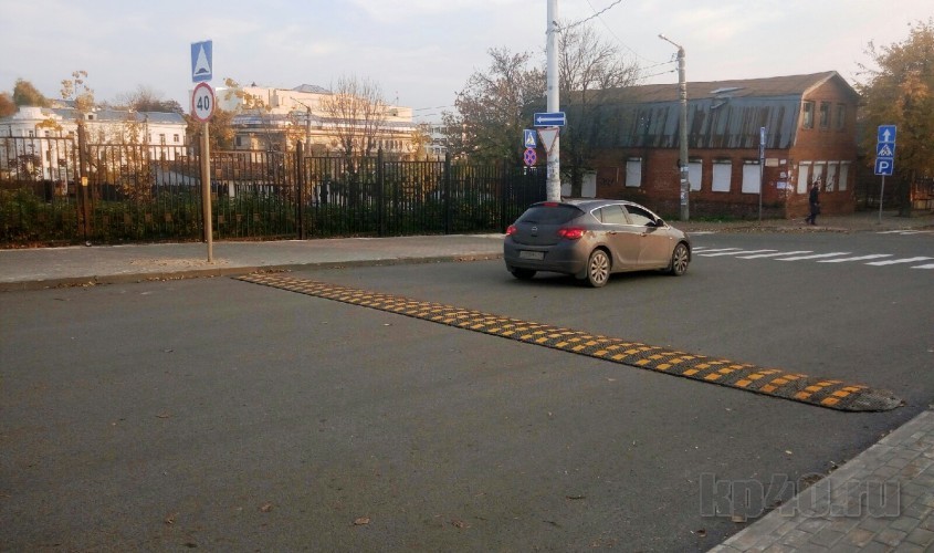 Аварийный перекресток в Калуге успокоили «лежачим полицейским»