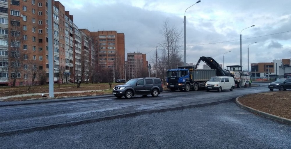 Новый асфальт срезали на улице Генерала Попова