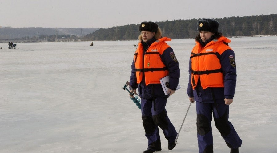Спасатели выйдут на лед к людям