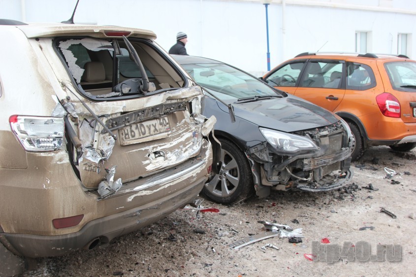 Массовая авария в Калуге: грузовик разбил 10 легковушек