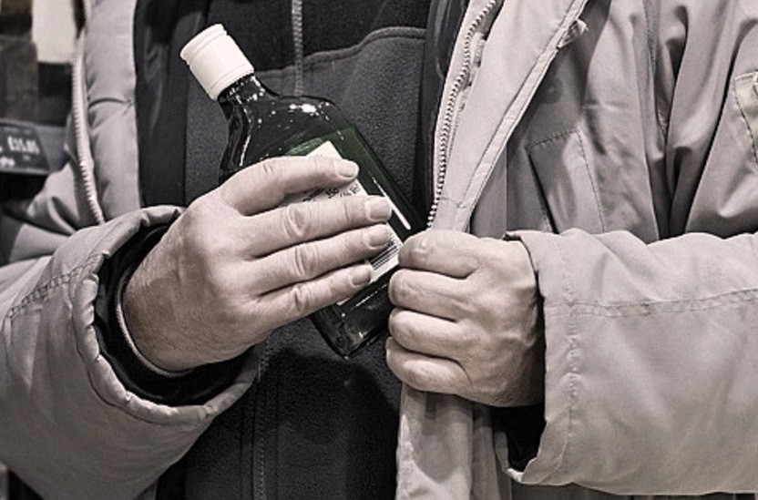 Житель Малоярославца украл 10 бутылок алкоголя для друзей