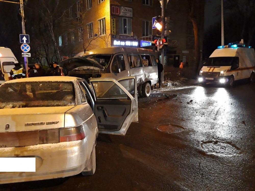 Жесткая авария в Калуге: больше 20 человек растаскивали авто
