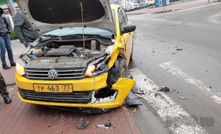 Такси выбросило на тротуар после аварии в центре Калуги
