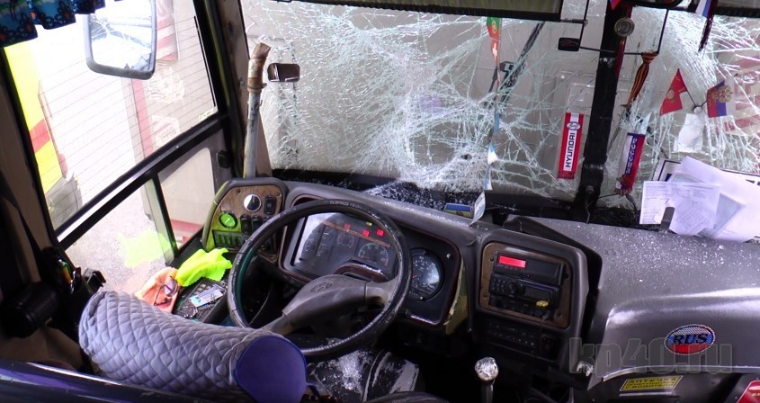 Рейсовый автобус врезался в грузовик, а тот насмерть сбил женщину