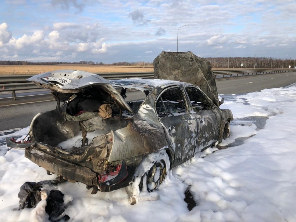 Легковушка сгорела на Киевской трассе