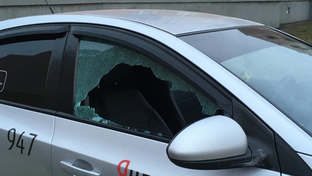 На Правом берегу разбили стёкла припаркованных машин