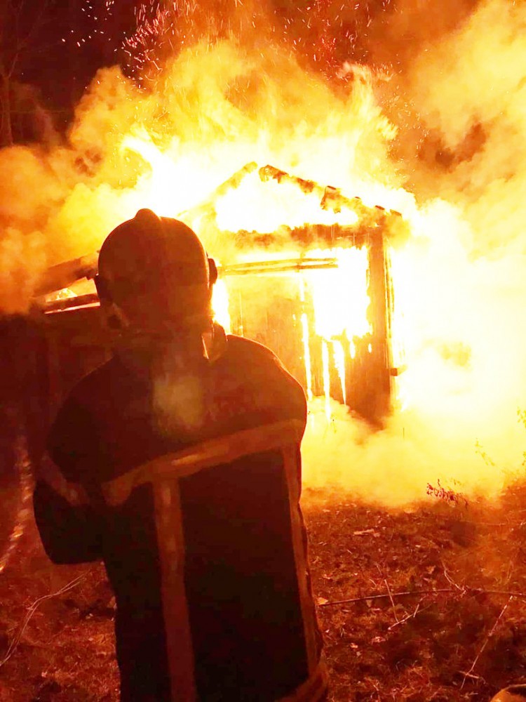 12 пожарных тушили горящую дачу в Калуге