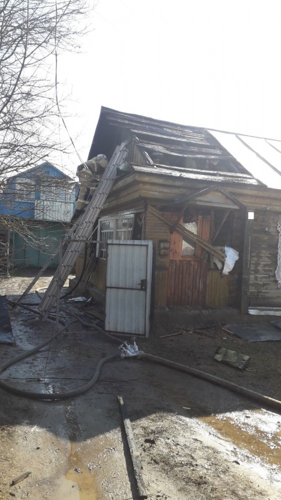 11 спасателей потушили жилой дом в Полотняном Заводе