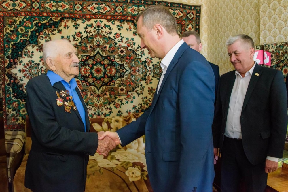 Глава Калужской области вручил ветеранам из Боровска юбилейные медали