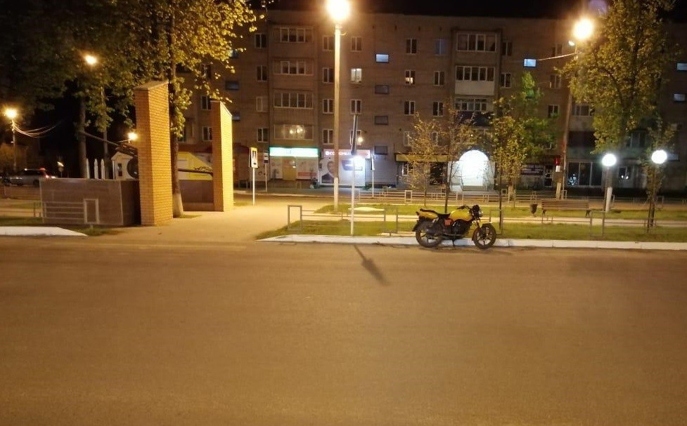 Юный мотоциклист протаранил ограждение в Кирове