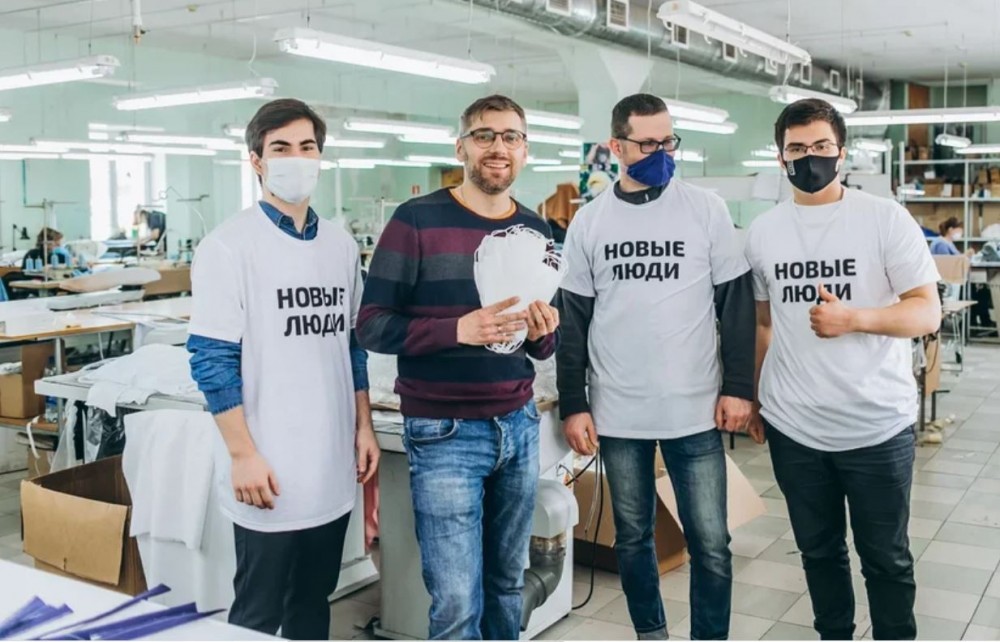 Сторонник партии «Новые люди» произвел и распространил 15 000 медицинских масок среди калужан