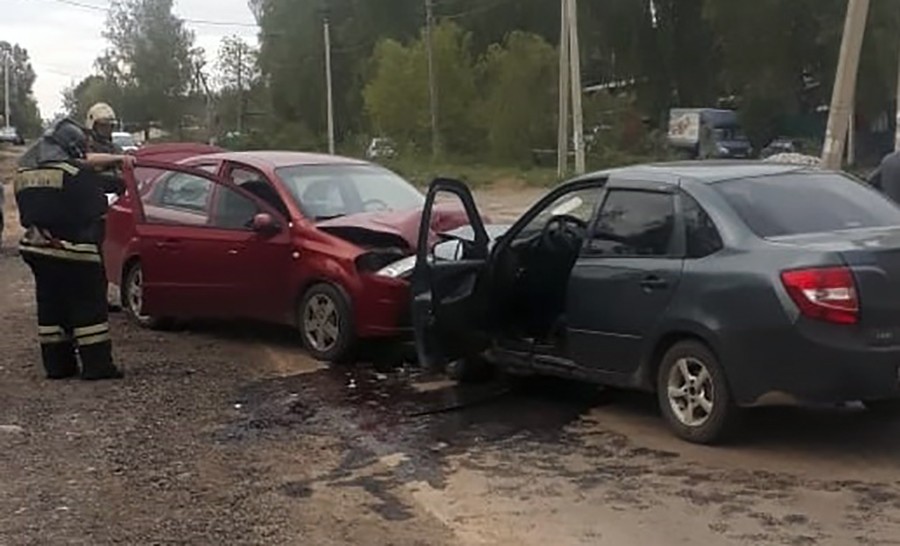 В Калуге в лобовой аварии пострадали два человека
