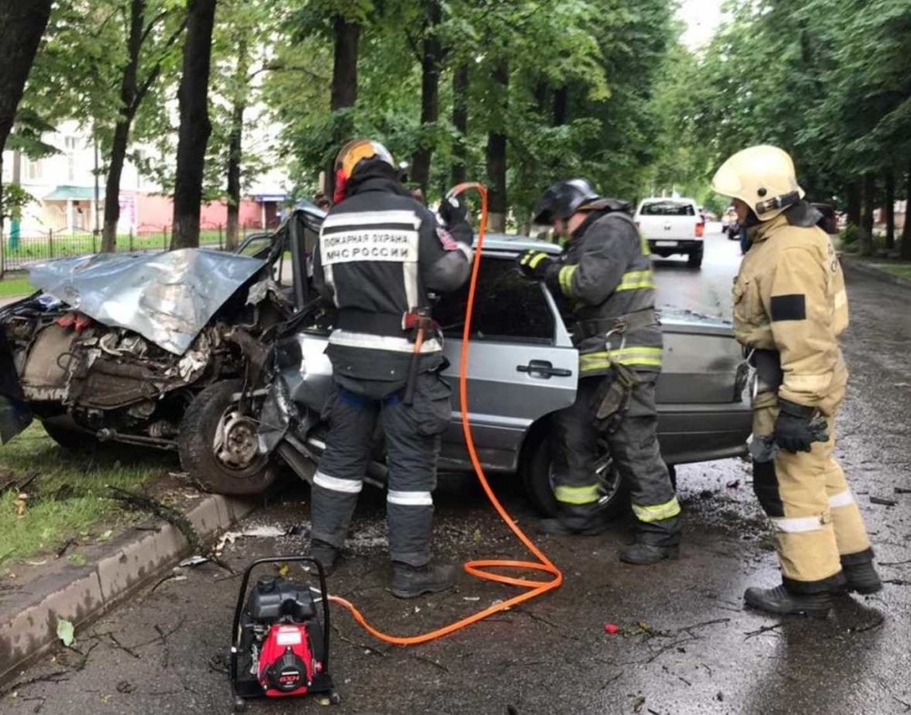Водителя вырезали из машины после аварии на улице Чичерина