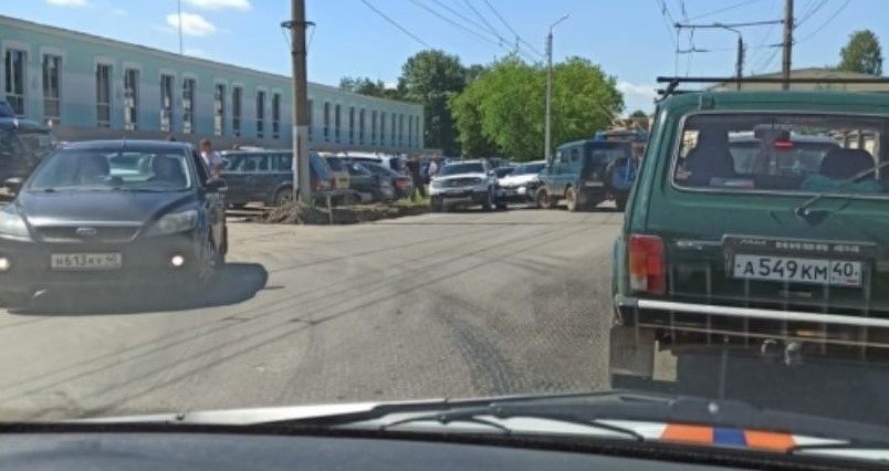 В Калуге остановилось движение на улице Салтыкова-Щедрина