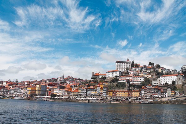 Убивая ноги на крутых  португальских холмах
