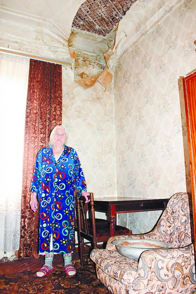 В квартире 91-летней калужанки рухнул потолок 