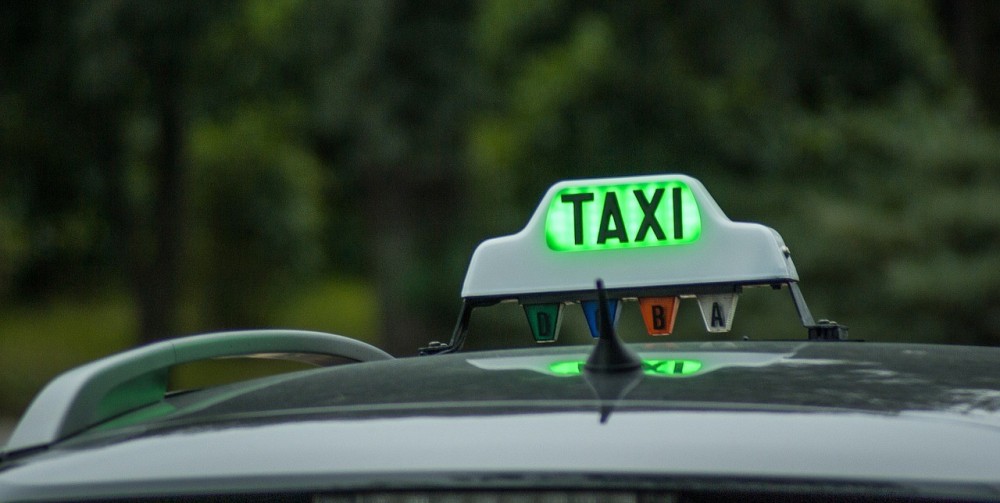 В Калужской области таксист присвоил себе телефон пассажирки